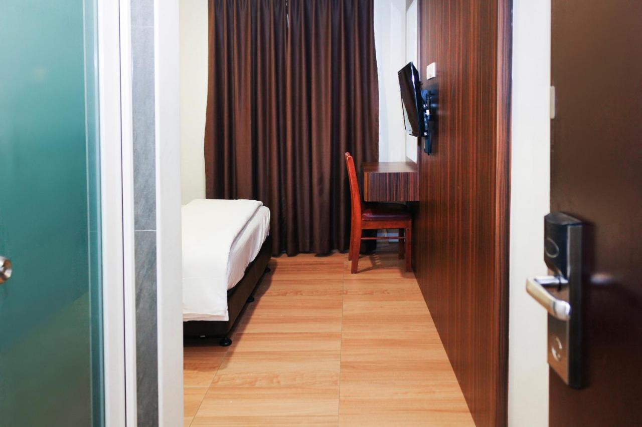 Oyo 90027 Happy Hotel