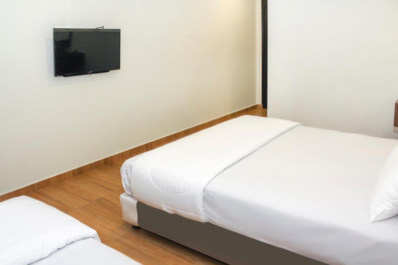 Hotel Oyo 90027 Happy